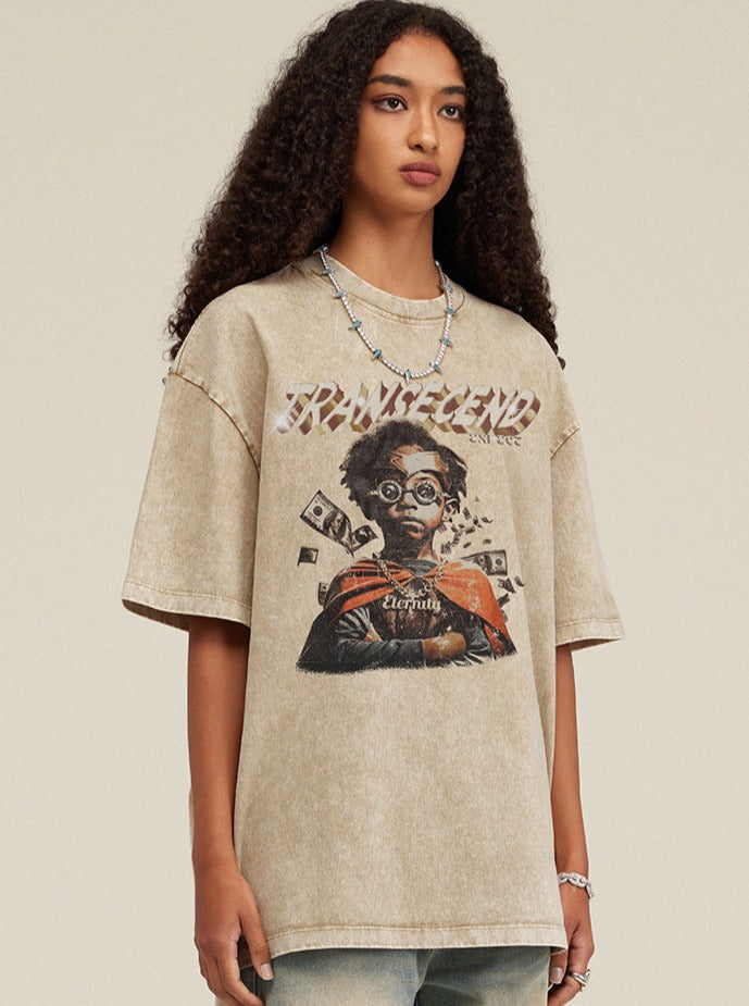 Beiges Oversize-T-Shirt mit Grafikdruck, lässiger Streetwear-Stil, ideal für trendige Mode. Perfekt für urbane Outfits und Freizeitlooks.