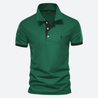 Grünes Polohemd für Herren mit klassischem Kragen und Knopfleiste. Stilvolles Design, ideal für Freizeit und Business. Hochwertige Baumwolle.