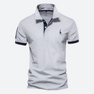 Graues Polohemd mit Kragen, Knopfleiste und gesticktem Logo. Perfekt für Herrenmode, Freizeitkleidung und stilvolle Outfits.
