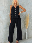 Elegantes Damen-Outfit: Schwarze ärmellose Weste mit Knöpfen und weite Hose. Perfekt für stilvolle Anlässe. Mode, Damenbekleidung, elegant.