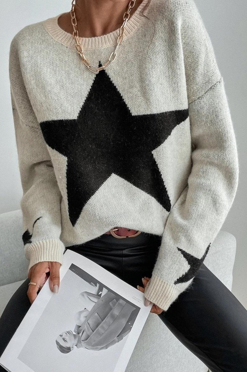 Damenpullover mit großem schwarzen Stern, lässig und modisch. Perfekt für Herbst und Winter. Trendige Strickmode, bequem und stilvoll.