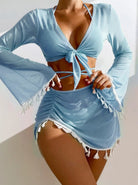 Damen-Bikini-Set in Hellblau mit langen Ärmeln und Quasten, ideal für Strandmode. Stilvoller Badeanzug, Sommertrends, modische Bademode.