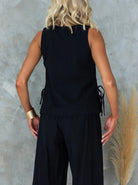Ärmelloses schwarzes Top, Damenmode, Rückansicht, lässiger Look, elegantes Design, ideal für Sommer, vielseitig kombinierbar, modischer Stil.