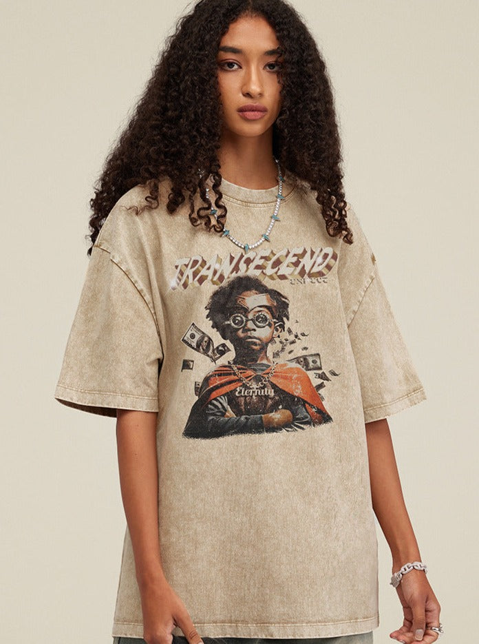 Frau mit lockigem Haar trägt ein oversized T-Shirt mit Grafikdruck. Modetrend, Streetwear, lässiger Stil, urbaner Look, Damenmode.