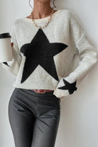 Damenpullover mit großem Sternmuster, kombiniert mit schwarzer Lederhose. Trendige Mode, lässiger Stil, ideal für Herbst und Winter.