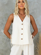 Elegante Damenweste in Cremeweiß mit Knopfleiste, ärmellos, ideal für Sommermode. Perfekt kombinierbar für stilvolle Outfits und Freizeitlooks.