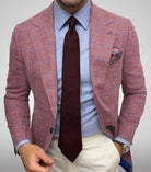 Eleganter Herrenanzug in Rosa mit blauem Hemd und dunkelroter Krawatte. Perfekt für Business-Mode, stilvolle Herrenbekleidung und formelle Anlässe.