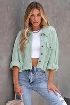 Damenmode: Stilvolle mintgrüne Jacke, lässig geschnitten, kombiniert mit weißem Top und Jeans. Perfekt für trendige Freizeitlooks.