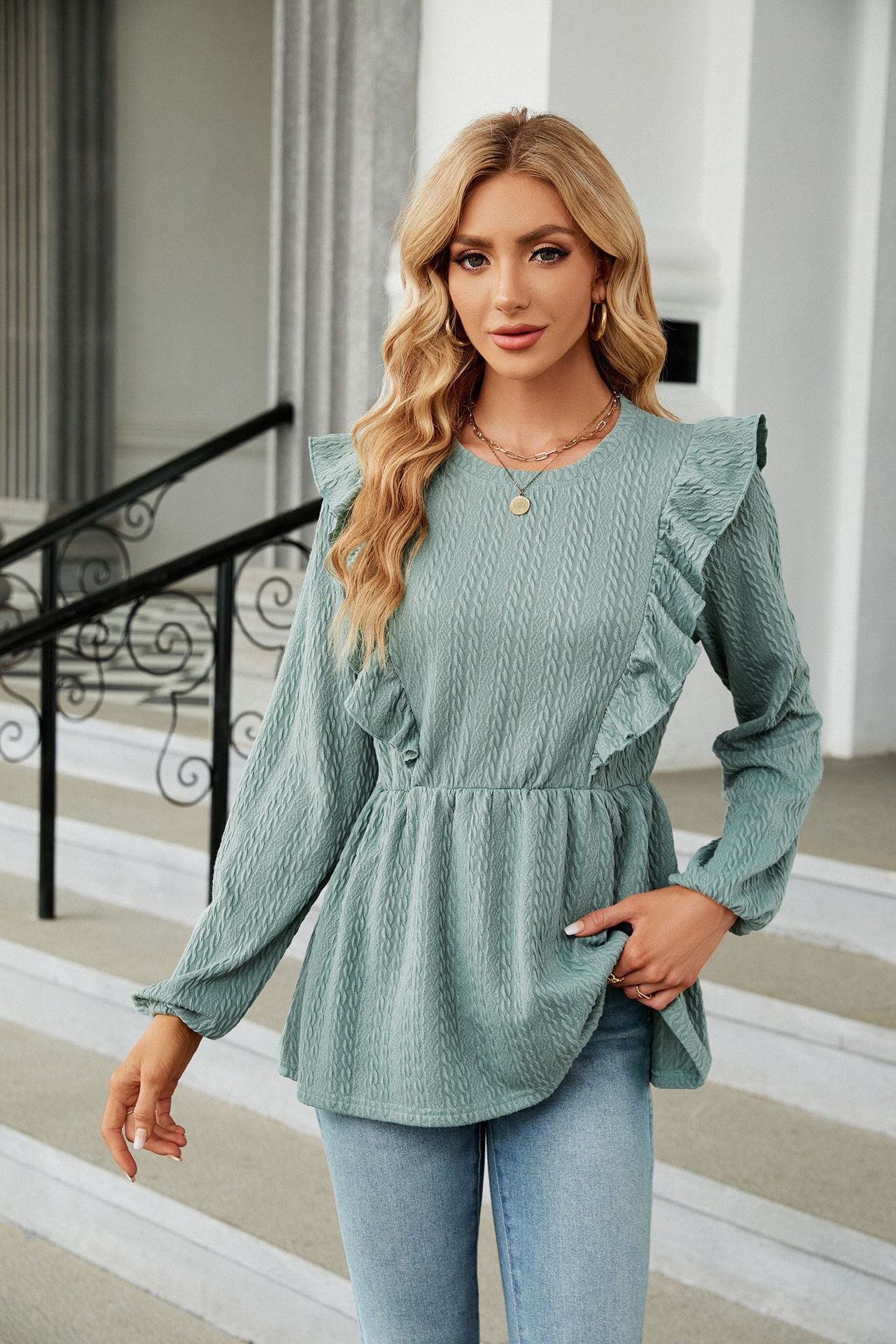 Damenbluse mit Rüschen, langärmelig, in elegantem Grün. Perfekt für modische Outfits. Ideal für Herbstmode und stilvolle Anlässe.