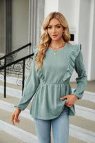Damenbluse mit Rüschen, langärmelig, in elegantem Grün. Perfekt für modische Outfits. Ideal für Herbstmode und stilvolle Anlässe.