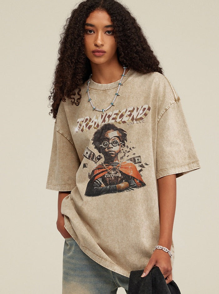 Frau trägt oversized T-Shirt mit "TRANSCEND"-Aufdruck, lässiger Streetwear-Stil, modisches Design, ideal für trendige Outfits und urbane Mode.