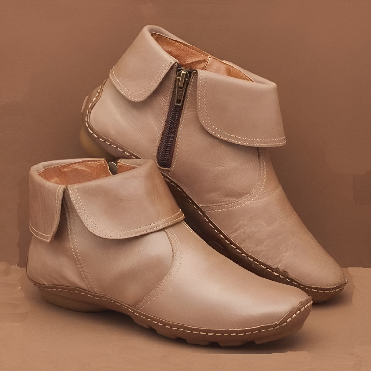 Damenstiefeletten aus Leder in Beige mit Reißverschluss, bequeme Passform, rutschfeste Sohle. Perfekt für Herbstmode und stilvolle Outfits.