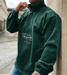 Grüner Fleece-Pullover mit Reißverschluss, "Monaco Monte Carlo" Stickerei, lässiger Herrenstil, ideal für Herbstmode und Outdoor-Aktivitäten.