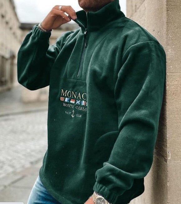 Grüner Fleece-Pullover mit Reißverschluss, "Monaco Monte Carlo" Stickerei, lässiger Herrenstil, ideal für Herbstmode und Outdoor-Aktivitäten.
