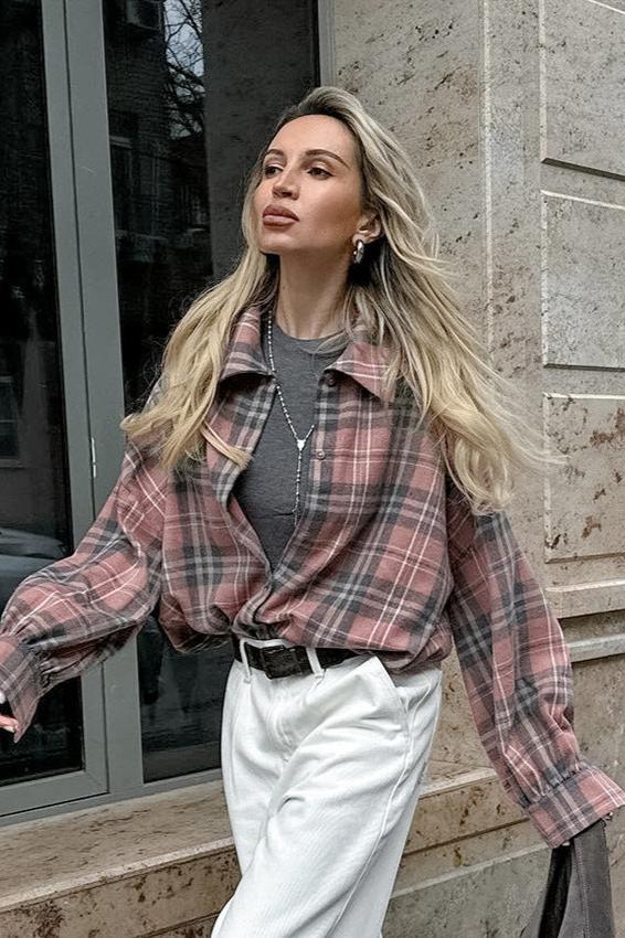 Frau in kariertem Hemd und weißer Hose, modisch, urbaner Stil, Herbstmode, lässiger Look, Streetwear, trendige Damenbekleidung, stilvolle Outfits.
