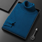 Dunkelblauer Rollkragenpullover aus feiner Wolle, elegant gefaltet in einer Geschenkbox. Perfekt für stilvolle Herrenmode und Wintertrends.