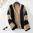 Damen Strickjacke mit V-Ausschnitt, beige-schwarz gestreift, Knopfleiste, lässiger Stil. Perfekt für Herbstmode und trendige Outfits.