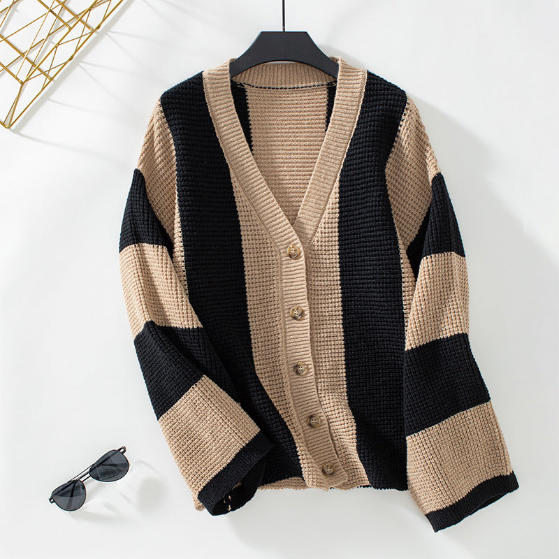 Damen Strickjacke mit V-Ausschnitt, beige-schwarz gestreift, Knopfleiste, lässiger Stil. Perfekt für Herbstmode und trendige Outfits.