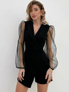 Eleganter schwarzer Jumpsuit mit transparenten Puffärmeln, ideal für Abendmode. Stilvoller Look für besondere Anlässe und modische Events.
