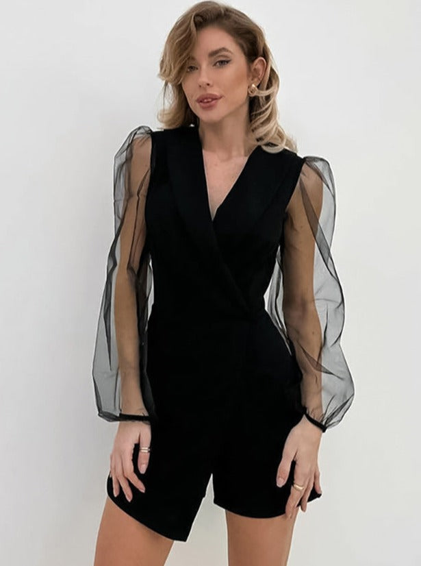 Eleganter schwarzer Jumpsuit mit transparenten Puffärmeln, ideal für Abendmode. Stilvoller Look für besondere Anlässe und modische Events.