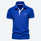 Blaues Polohemd mit weißem Kragen und Logo, ideal für Herrenmode. Perfekt für Freizeit und Sport. Hochwertige Baumwolle, stilvoll und bequem.
