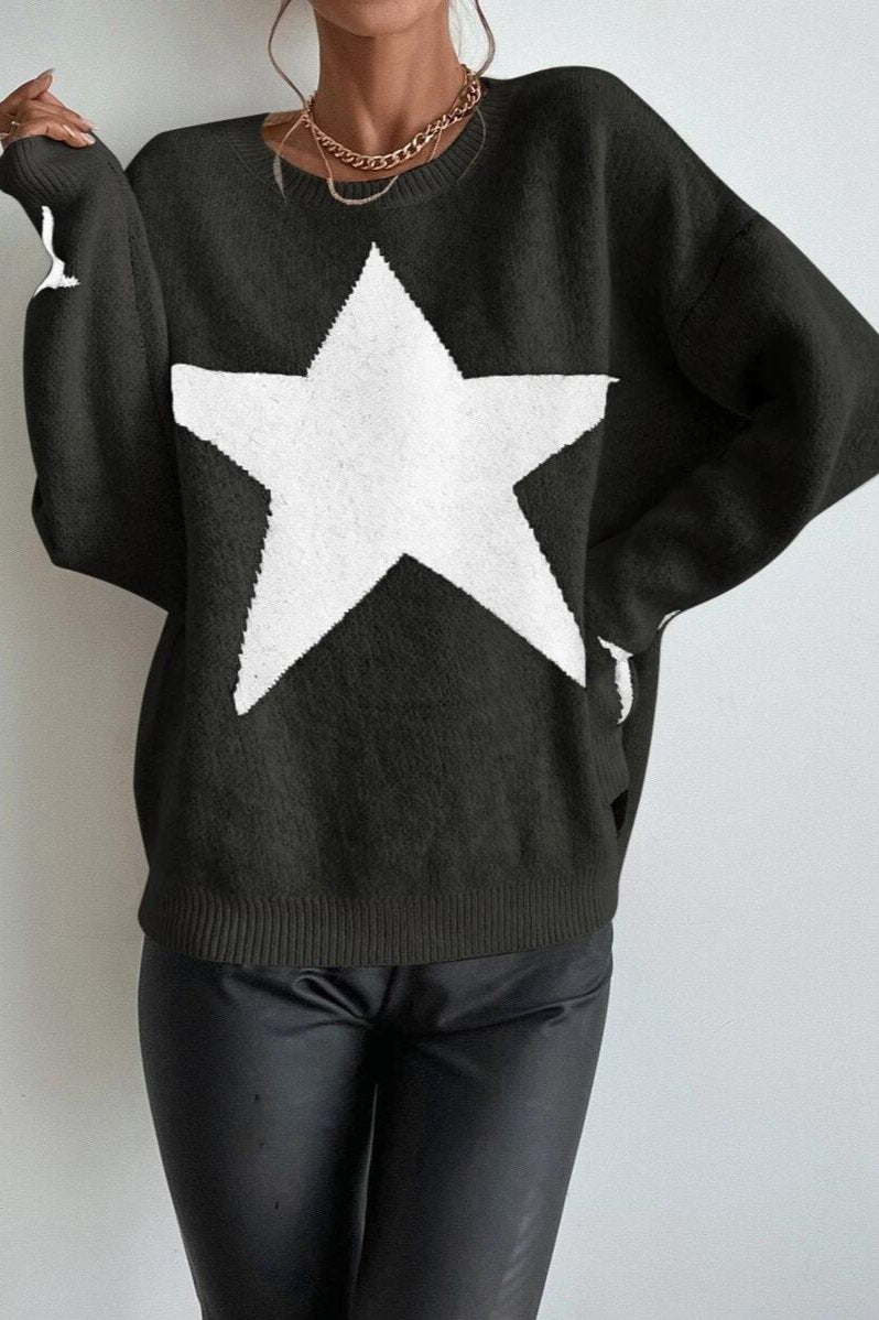 Damenpullover mit großem weißen Stern, schwarzer Strick, lässiger Stil, ideal für Herbstmode. Trendiger Look, bequem und stilvoll.