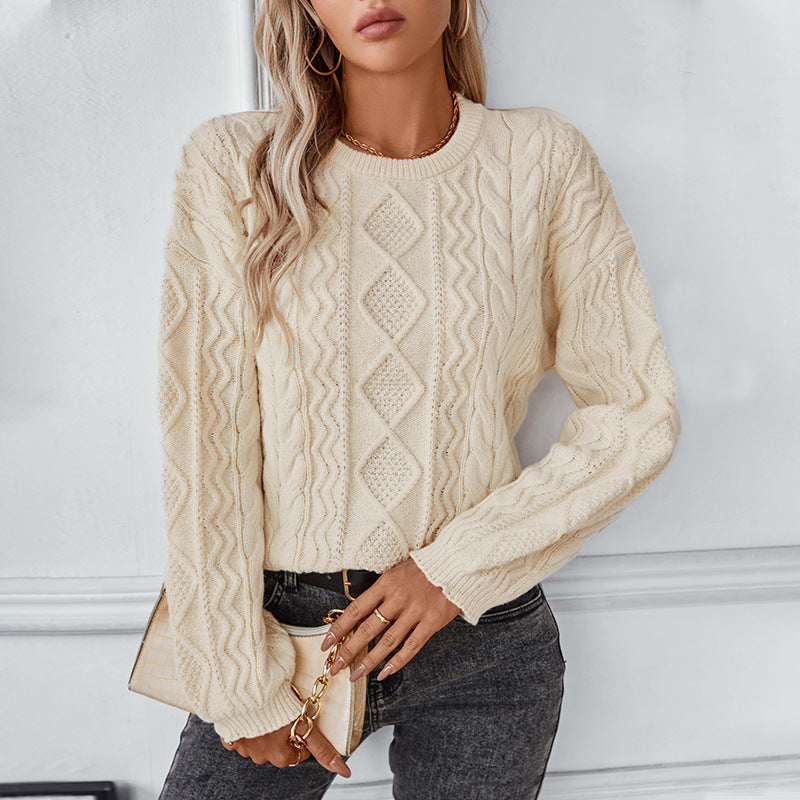 Damen Strickpullover, cremefarben, Zopfmuster, langärmelig. Perfekt für Herbstmode, elegant und warm. Ideal für stilvolle Freizeitoutfits.