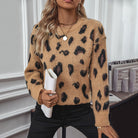 Damenpullover mit Leopardenmuster, beige-schwarz, modisch und elegant. Perfekt für Herbstmode, kombiniert mit schwarzer Hose und Accessoires.