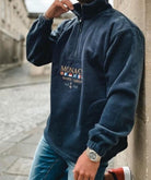 Dunkelblauer Pullover mit Monaco Monte Carlo Yacht Club Logo, Reißverschluss und Stehkragen. Perfekt für lässige, stilvolle Herbstmode.