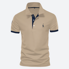 Beiges Polohemd mit dunkelblauen Akzenten, klassischem Kragen und Knopfleiste. Perfekt für Herrenmode, Freizeitkleidung, stilvolles Design.