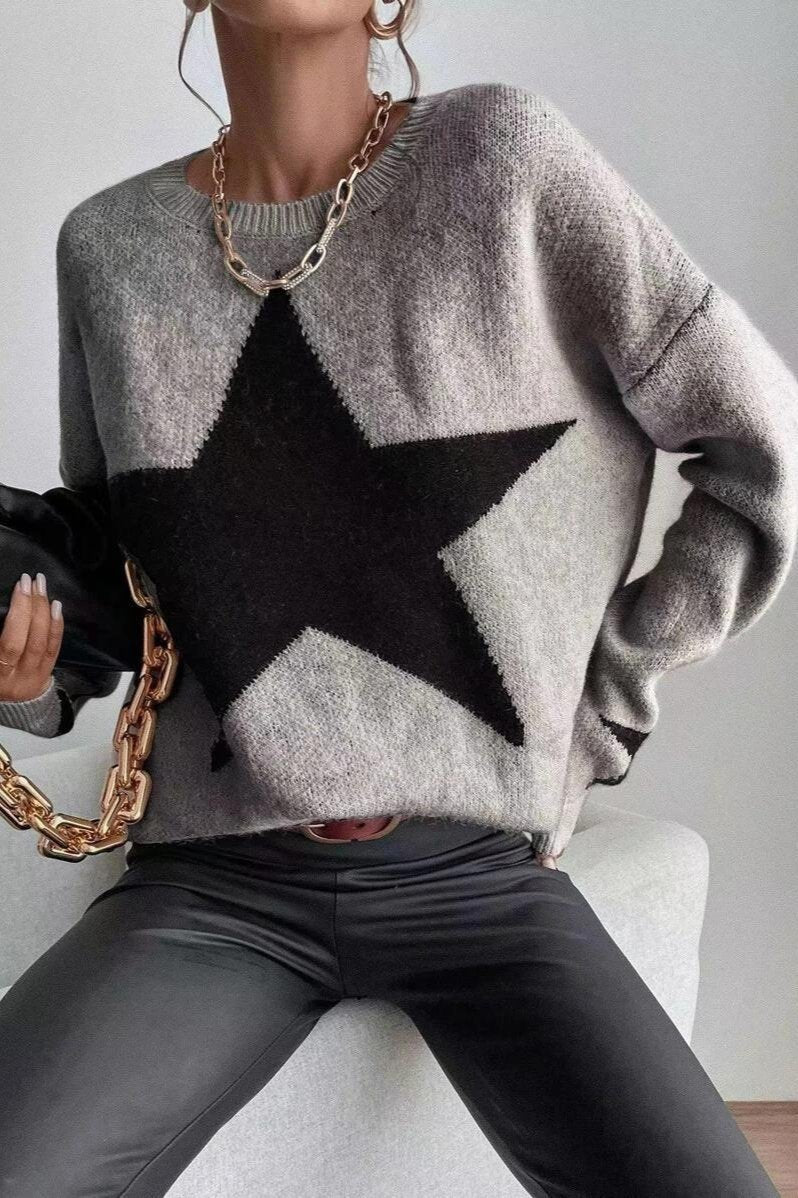 Damenpullover mit großem schwarzen Stern, grauer Strick, modisch, lässig, ideal für Herbstmode, kombiniert mit Lederhose und Kettentasche.