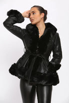 Damen-Lederjacke mit Kunstpelzkragen, stilvoll und elegant. Perfekt für Herbst und Winter. Hochwertige Mode, ideal für trendbewusste Frauen.