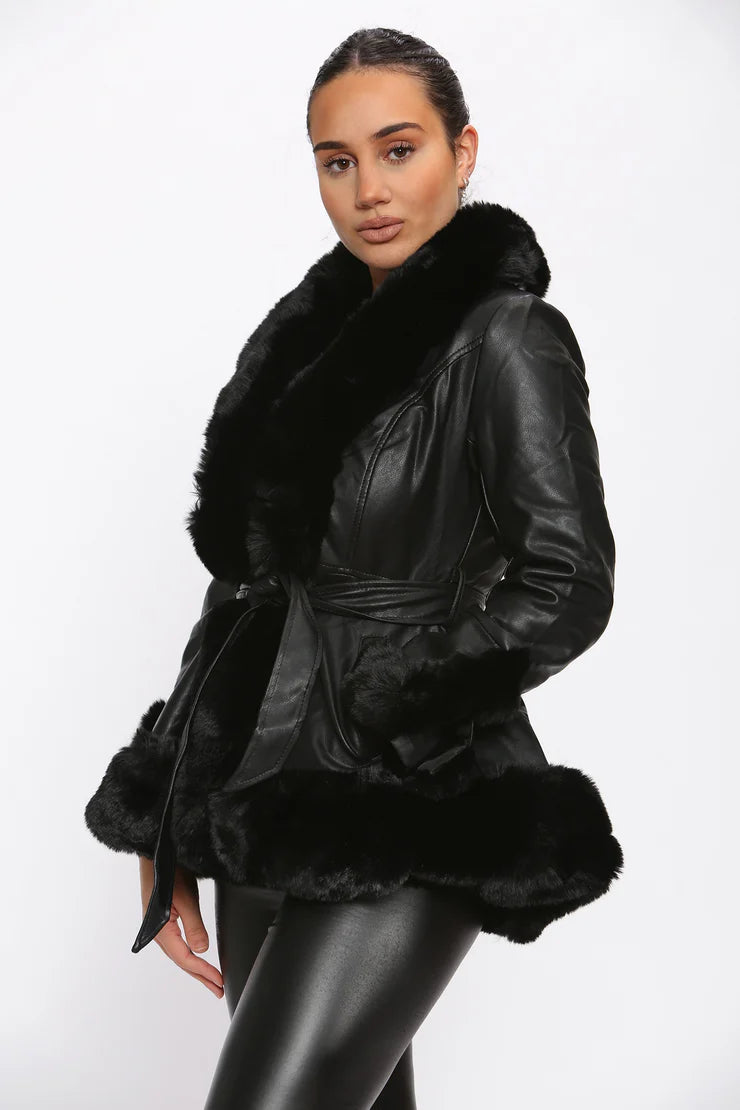 Damen-Lederjacke mit Kunstfellkragen, elegant und modisch, ideal für Herbst und Winter. Hochwertige schwarze Jacke, stilvoll und warm.