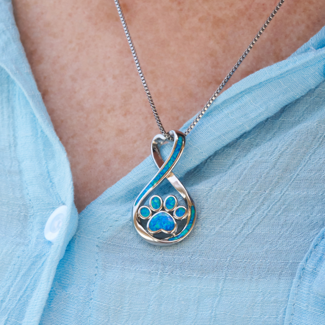 Opal Infinity Love Pfoten Halskette: Elegantes Schmuckstück mit Opal und Pfotenmotiv, ideal für Tierliebhaber. Perfektes Geschenk, modisch und einzigartig.