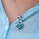 Opal Infinity Love Pfoten Halskette: Elegantes Schmuckstück mit Opal und Pfotenmotiv, ideal für Tierliebhaber. Perfektes Geschenk, modisch und einzigartig.