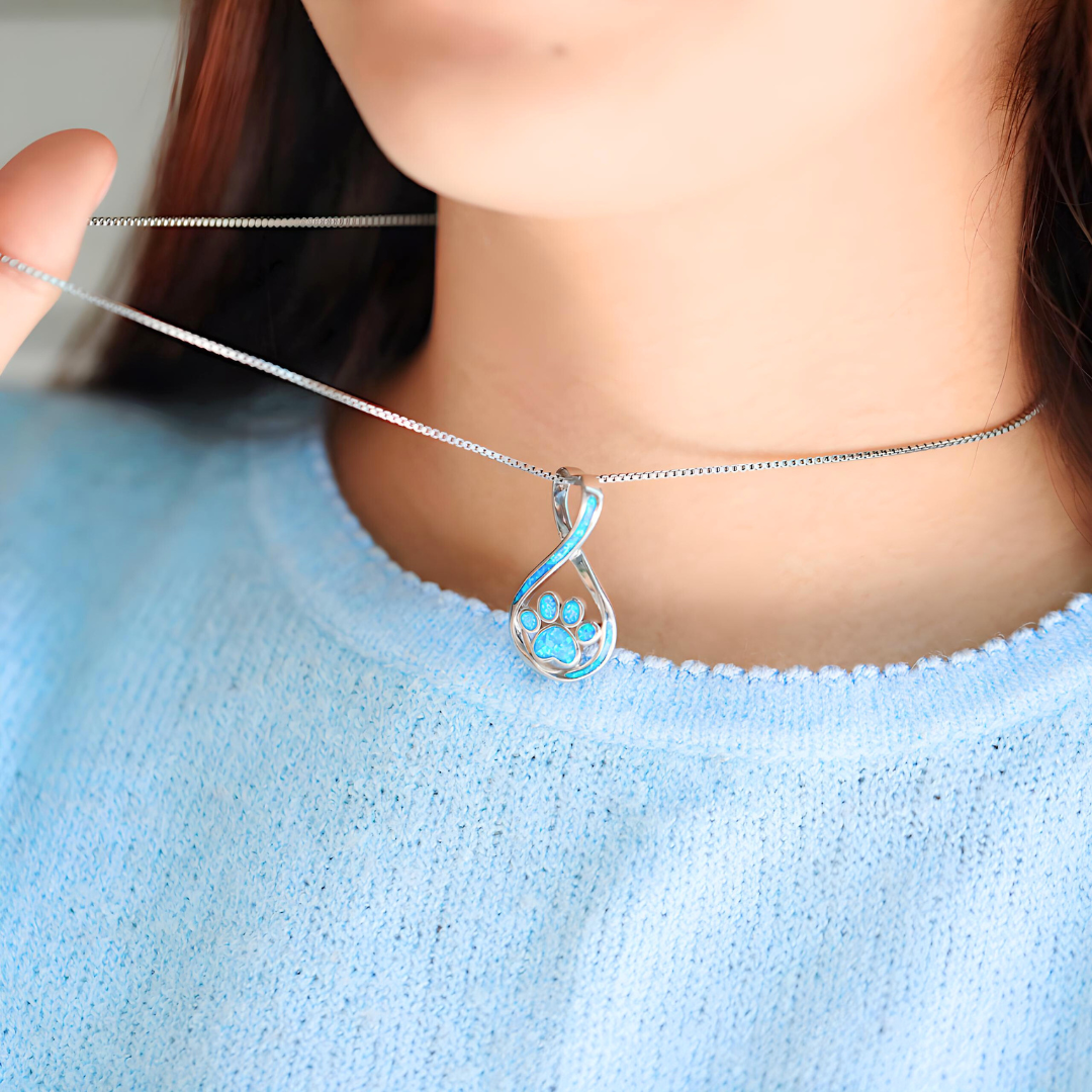 Opal Infinity Love Pfoten Halskette: Elegantes Schmuckstück mit blauem Opal, ideal für Tierliebhaber. Perfektes Geschenk, modisch und einzigartig.