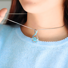 Opal Infinity Love Pfoten Halskette: Elegantes Schmuckstück mit blauem Opal, ideal für Tierliebhaber. Perfektes Geschenk, modisch und einzigartig.