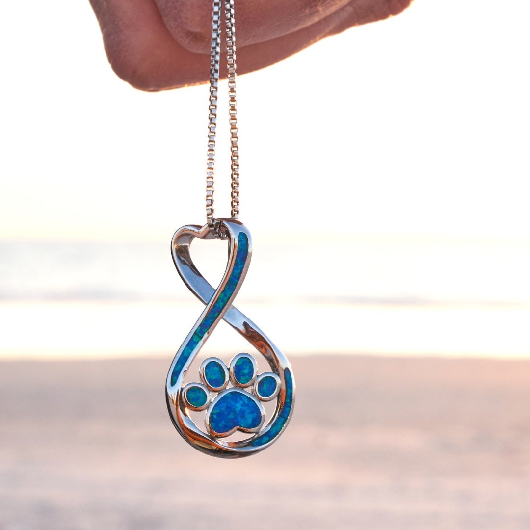Opal Infinity Love Pfoten Halskette, silbernes Unendlichkeitsdesign mit blauer Opalpfote, perfektes Geschenk für Tierliebhaber, stilvoll und elegant.