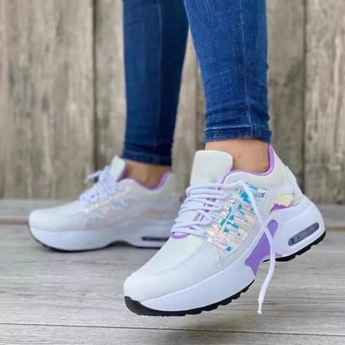 Damen-Sneaker in Weiß mit lila Akzenten, orthopädisch, bequem, ideal für Alltag und Sport. Perfekte Passform, modisch und funktional.