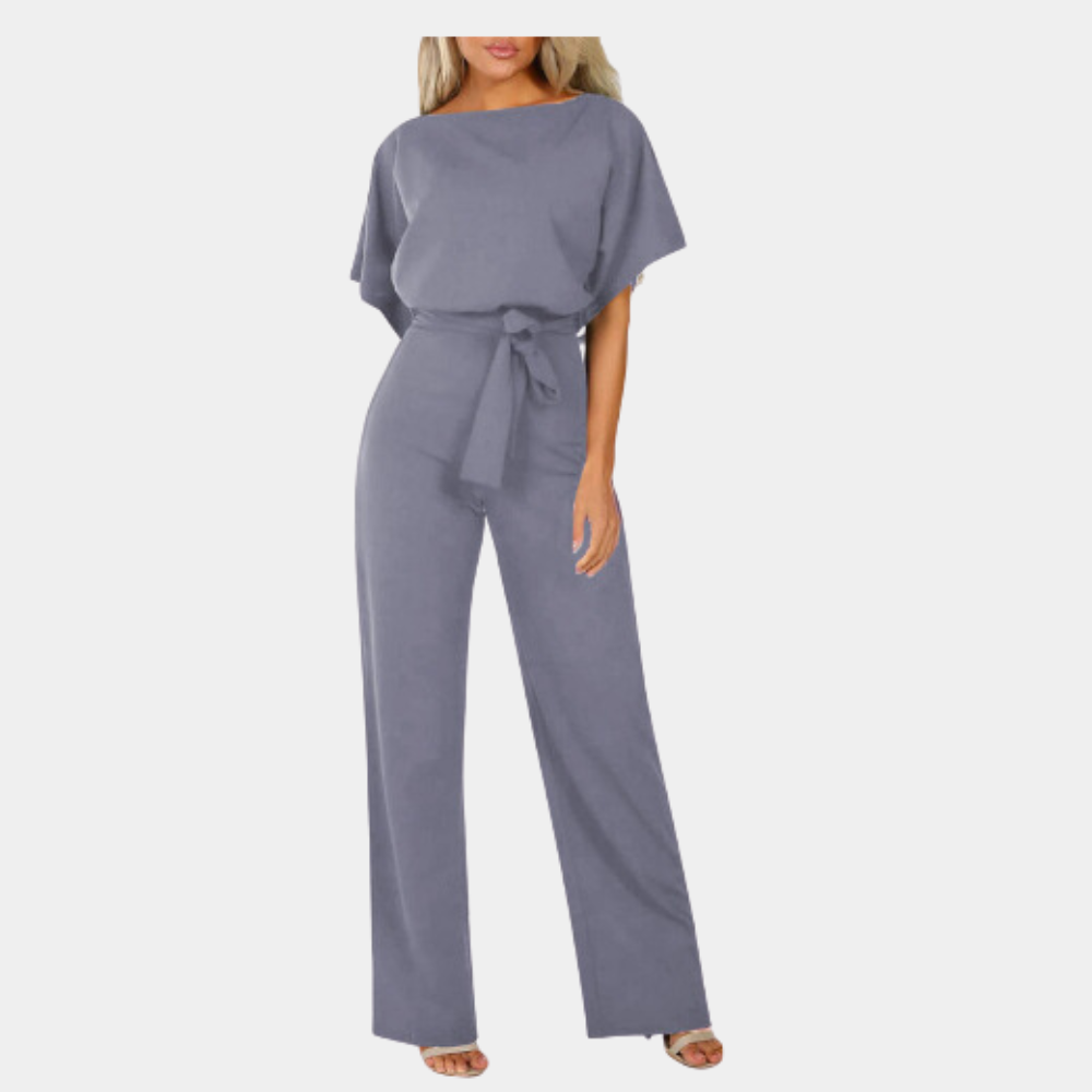 Stijlvolle dames jumpsuit in grijsblauw met korte mouwen en strikceintuur, perfect voor casual en formele gelegenheden. Comfortabele pasvorm.