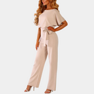 Stijlvolle dames jumpsuit in paars met korte mouwen en strikceintuur, ideaal voor modieuze outfits. Perfect voor casual en formele gelegenheden.