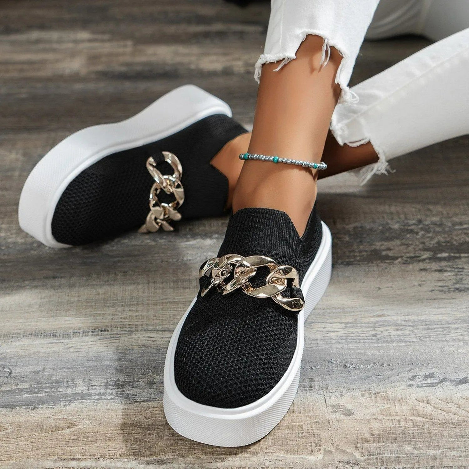 Schwarze Damen-Sneaker mit Kettenverzierung, weiße Sohle, modisch, bequem, ideal für Freizeit und Alltag, trendige Schuhe für Frauen.