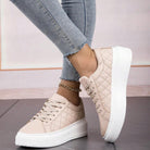 Beige Sneaker mit Plateau, gestepptem Design und Schnürung. Perfekt für Damenmode, kombiniert mit Jeans. Trendige Schuhe für Freizeit und Alltag.