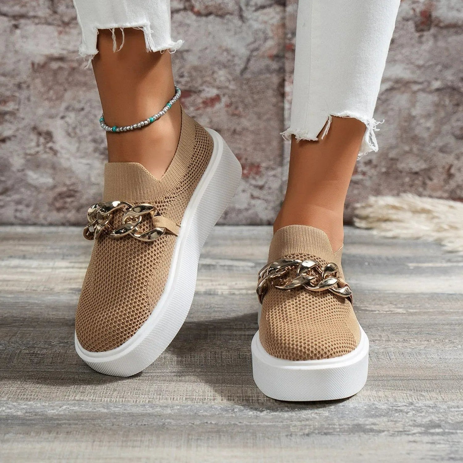 Damen-Sneaker in Beige mit Kettenverzierung, atmungsaktivem Mesh-Obermaterial und weißer Sohle. Modische Freizeitschuhe für den Sommer.