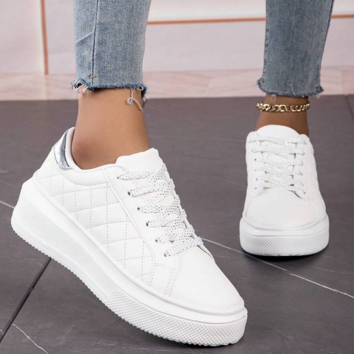 Weiße Sneaker mit Plateau, gestepptem Design und silbernen Details. Perfekt für Damenmode, lässiger Stil, trendige Schuhe, bequeme Passform.