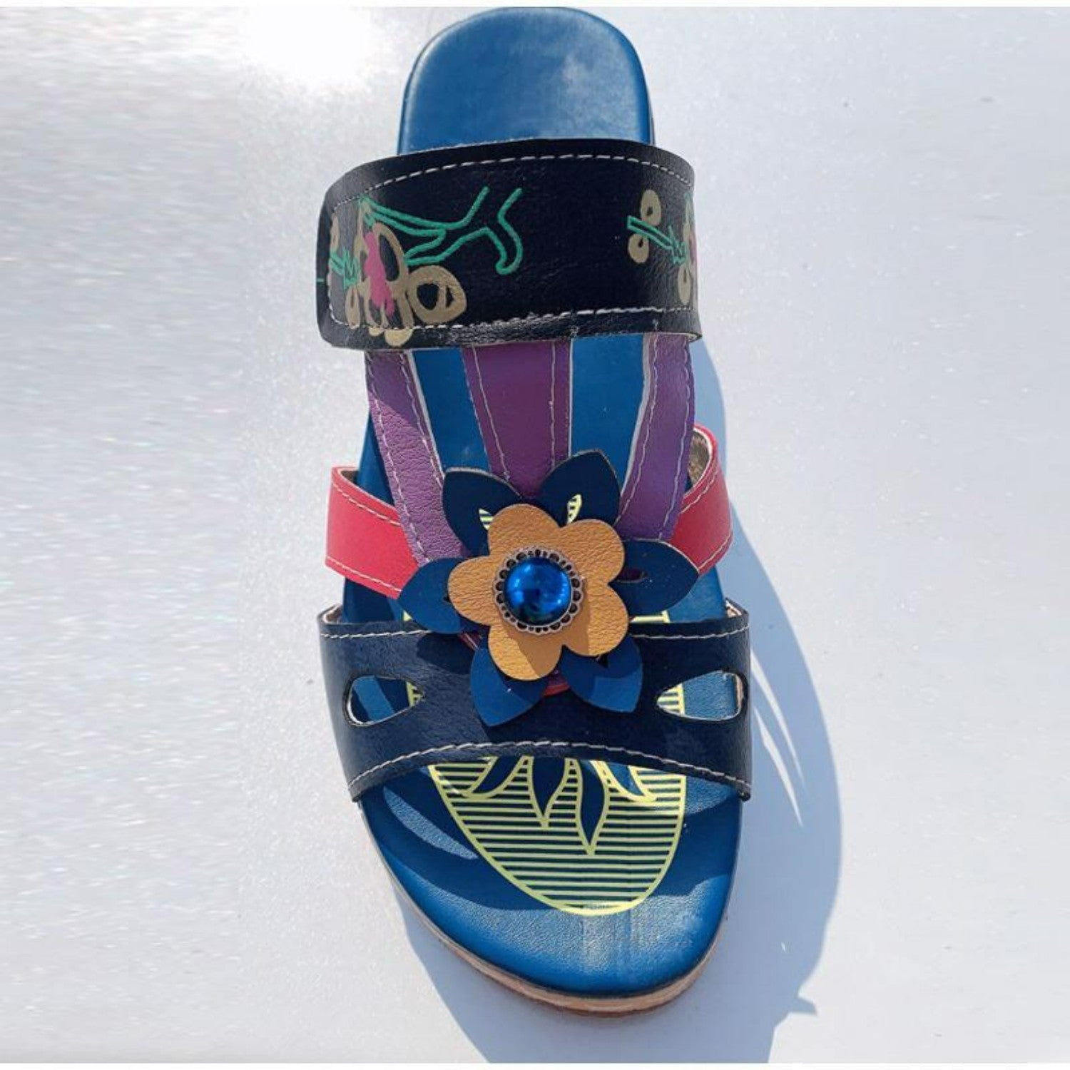 Bunter Damensandale mit Blumenmuster, Leder, blau, rot, gelb. Bequeme Sommerschuhe, modisch, handgefertigt, ideal für Freizeit und Strand.