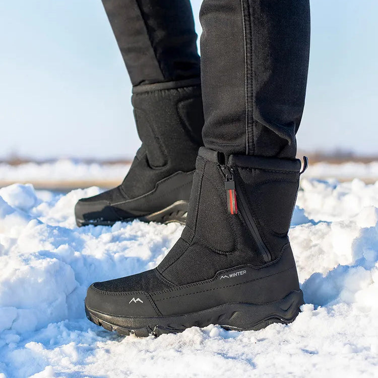 Schwarze Winterstiefel im Schnee, wasserdicht, warm gefüttert, ideal für Outdoor-Aktivitäten. Perfekte Winterstiefel für Herren und Damen.