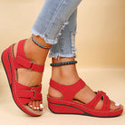 Rote Damen-Sandalen mit Keilabsatz, verstellbaren Riemen und bequemem Fußbett. Perfekt für Sommermode und Freizeitoutfits.