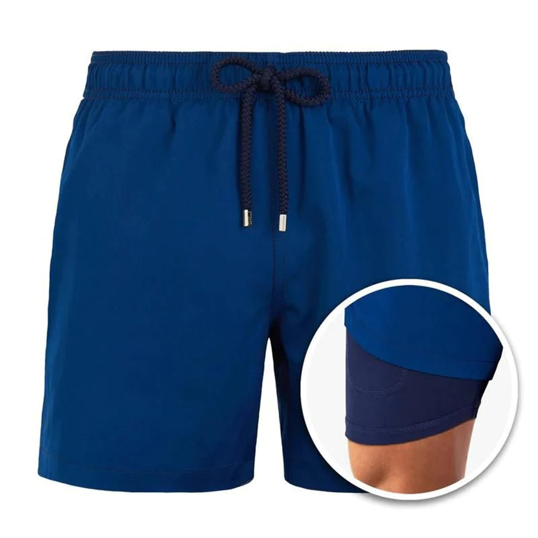 Dunkelblaue Herren-Badeshorts mit Innenfutter, elastischer Bund, Kordelzug, sportlich.