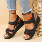 Schwarze Plateau-Sandalen mit Klettverschluss, ideal für Sommermode. Bequeme Damen-Schuhe, perfekt kombinierbar mit Jeans und Freizeitkleidung.